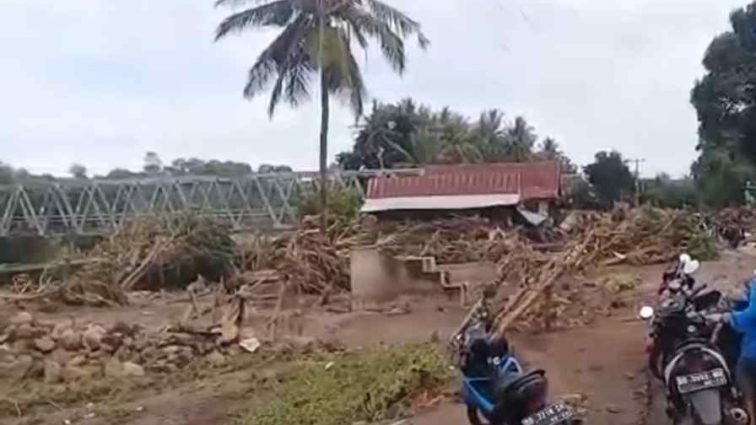Число жертв из-за разгула стихии в Индонезии приблизилось к 70