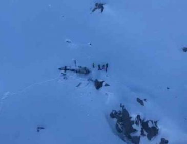 Много жертв: В небе над Альпами столкнулись самолет и вертолет