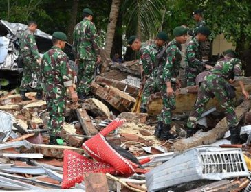 Приходится ждать помощи на крышах, чтобы не смыло водой: мощное наводнение обрушилось на Индонезию, множество жертв