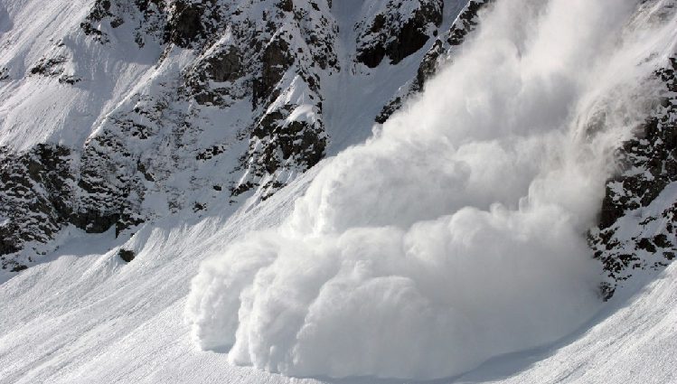Пять человек стали жертвами после схода лавины в Альпах