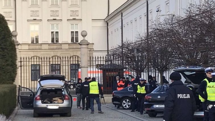 В Варшаве неизвестный мужчина пытался протаранить ворота президентского дворца