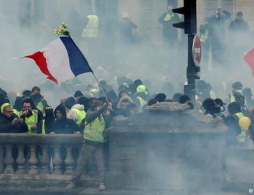 Бросали бутылки и камни: «Желтые жилеты» в Париже снова конфликтовали с полицией
