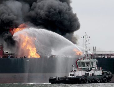 Возле Стамбула загорелся корабль, есть жертвы и ранены