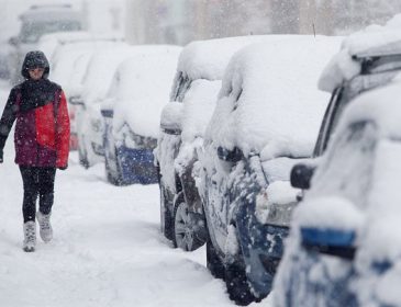 Улицы расчищают даже заключенные: Чехию засыпает снегом, объявлен режим ЧС