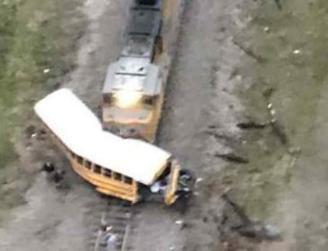 В США поезд въехал в школьный автобус, есть жертвы