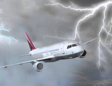 ЧП в небе: В Польше молния попала в самолет