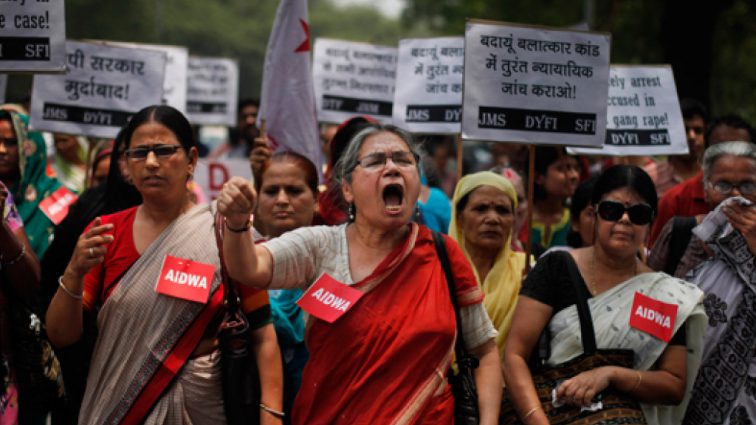 Их забрасывали камнями: в Индии начались протесты после того, как женщины впервые вошли в индуистский храм