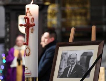 В Польше тысячи людей вышли на улицы почтить память трагически погибшего мэра