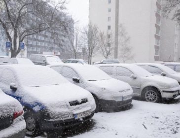 Зимний ад: Словакию засыпало метровым снегом, автомобили выкапывают часами
