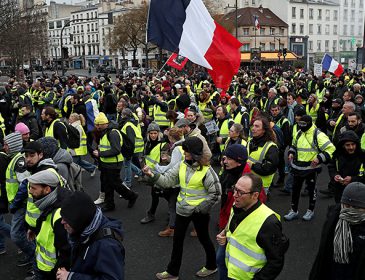 «Красные платки»: В Париже начались новые акции протеста