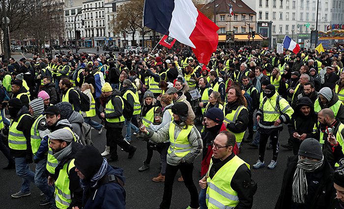 «Красные платки»: В Париже начались новые акции протеста