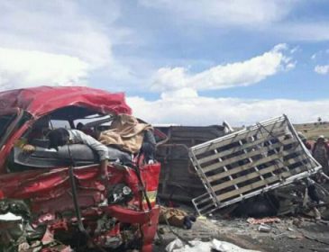 В Боливии произошло страшное ДТП: автобус столкнулся с грузовиком, множество жертв