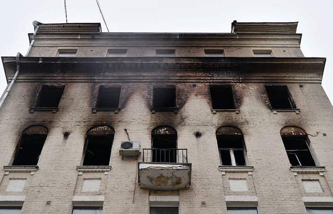 «Среди погибших — двое детей»: Число жертв при пожаре в «звездном доме» в Москве выросло