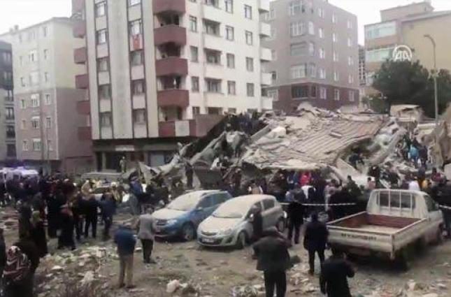 В Стамбуле обрушилось восьмиэтажное здание, под завалами остались люди