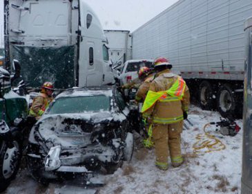 Стихия не утихает: 47 автомобилей столкнулись из-за ледяной дороги
