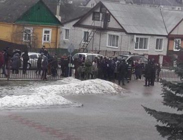 В Беларуси школьник напал с ножом на учительницу и других учеников, есть жертвы