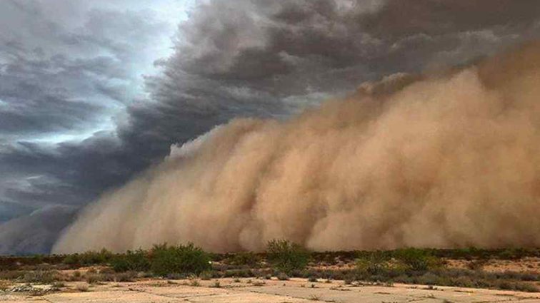 На Австралию обрушились шторм и песчаная буря: без света тысячи домов