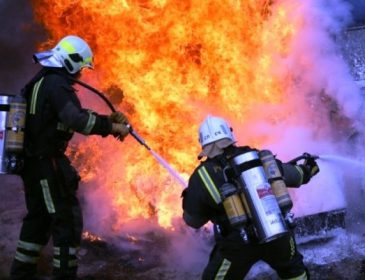 В России вспыхнул новый масштабный пожар в торговом центре, огонь перекинулся на соседнее здание